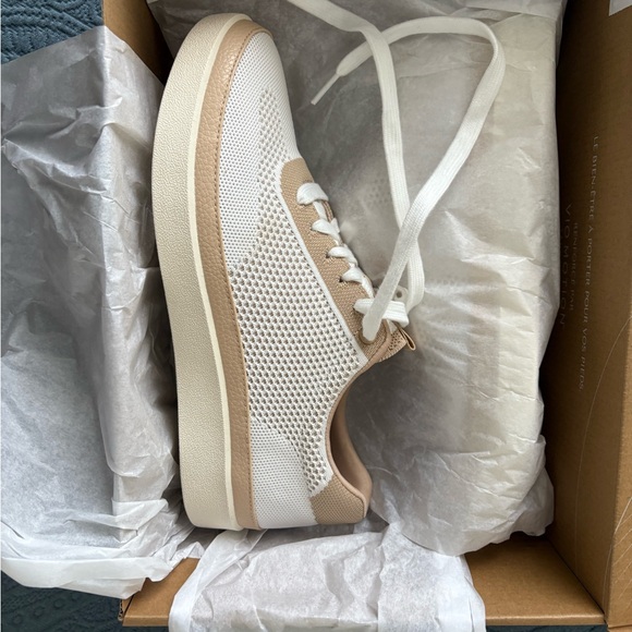 NEW Vionic Galia Sneakers - Picture 4 of 9